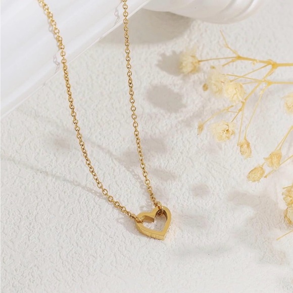 Jewelry - Elegant Gold Heart Pendant Necklace